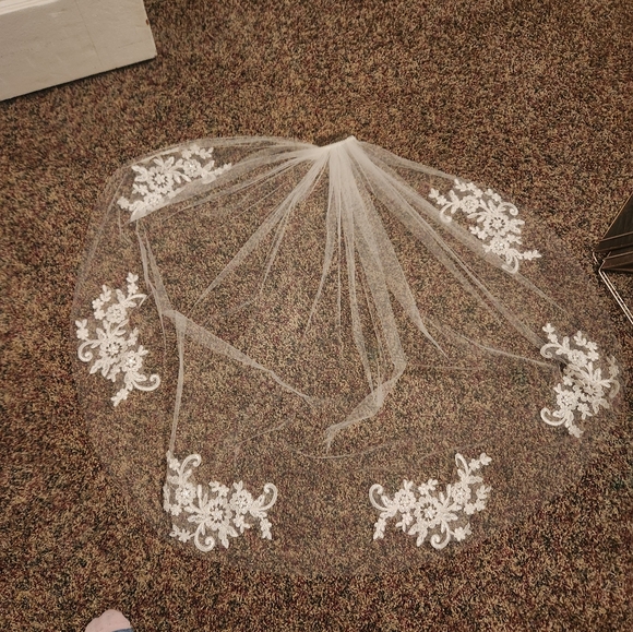 Accessories - Short lace off white veil